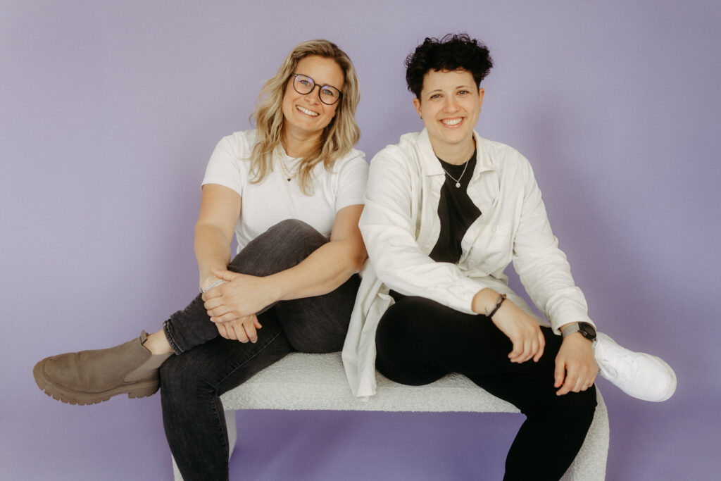 Karin Steiner und Bibi Moser auf einer weißen Bank